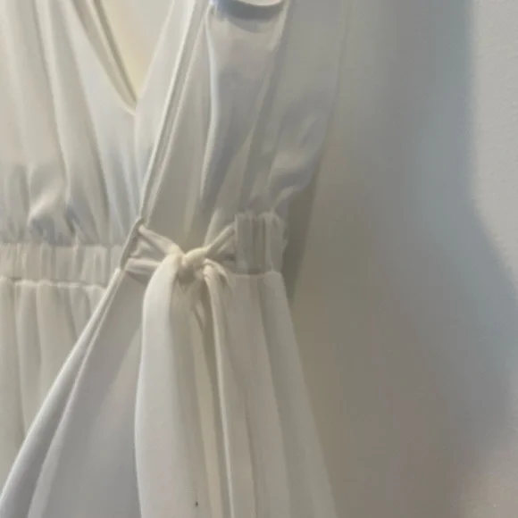 💞3 for $50💞White BCBG Maxazria Blouse - Picture 4 of 9